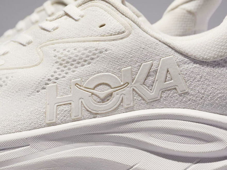 大人のための厚底スニーカーは「白いホカ」で。１万円台で最上級のクッショニングと好印象が手に入る！[HOKA クリフトン 10］