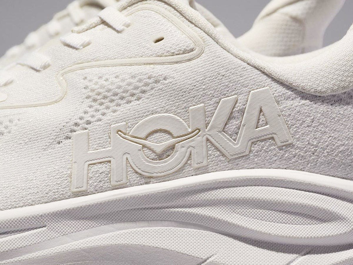 大人のための厚底スニーカーは「白いホカ」で。１万円台で最上級のクッショニングと好印象が手に入る！[HOKA クリフトン 10］