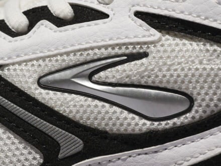 知る人ぞ知る「ブルックス」。まずはこの白スニーカーから抜群の履き心地を！[BROOKS アドレナリン GTS 4]