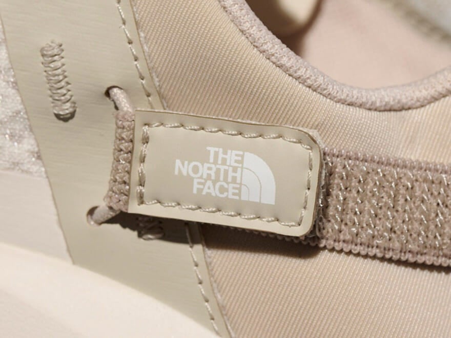 「ザ・ノース・フェイス」の白スニーカーは“白すぎない”のがいい。1万円台でたくさん歩く日の疲労を軽減！[THE NORTH FACE リアクティブ ローム]