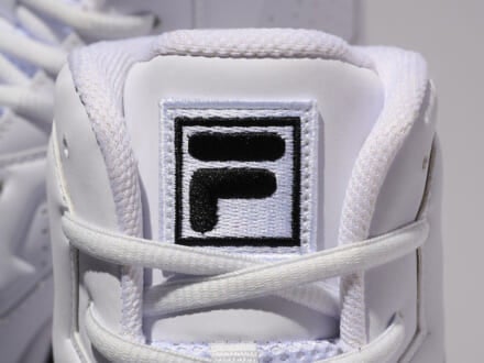 差をつけたいなら「フィラ」という選択。服好きに刺さる白スニーカーを１万円台で発見！[FILA]
