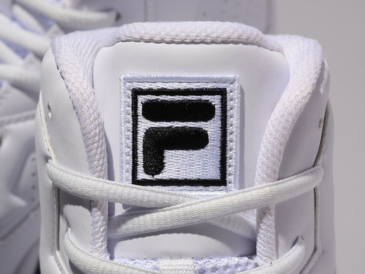 差をつけたいなら「フィラ」という選択。服好きに刺さる白スニーカーを１万円台で発見！[FILA]