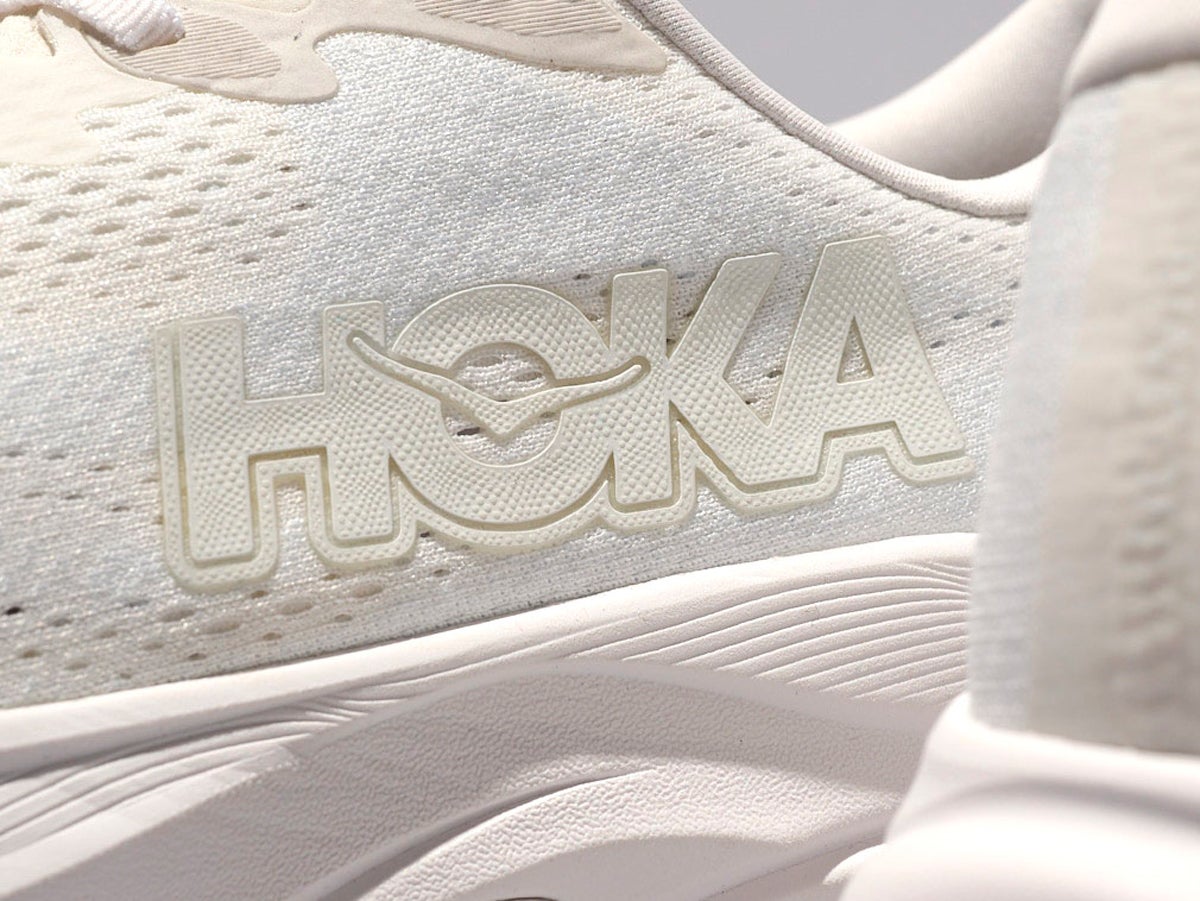 雲のような軽さとクッションはやめられない！「ホカ」の好印象な白スニーカーを１万円台で。[HOKA リンコン 4］