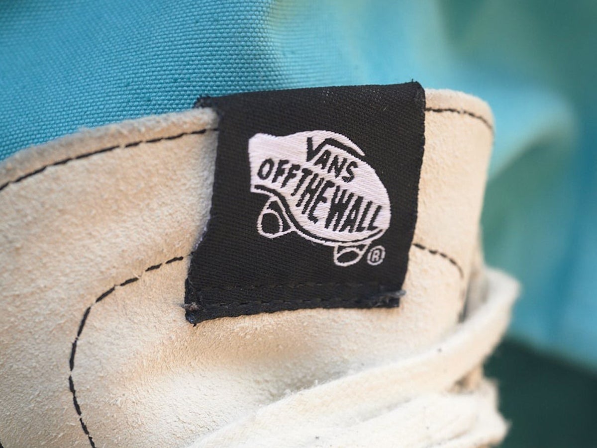 「ヴァンズ」の白スニーカーに惹かれる４人の証言と正解着こなし。３年愛用中のお気に入り、服好き高支持率スケートハイ…[VANS]