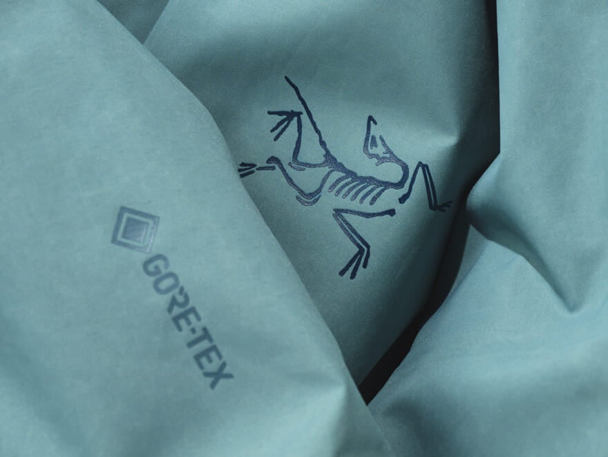 ダウンじゃないのに最強暖かい“大人カラー”な「高機能中綿ジャケット」3選! 完売コラボ、ゴアテックスなアークテリクス…スッキリ見えて保温性も抜群!