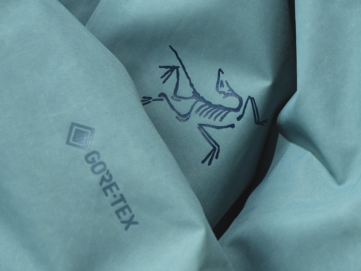 ダウンじゃないのに最強暖かい“大人カラー”な「高機能中綿ジャケット」３選！ 完売コラボ、ゴアテックスなアークテリクス…スッキリ見えて保温性も抜群！