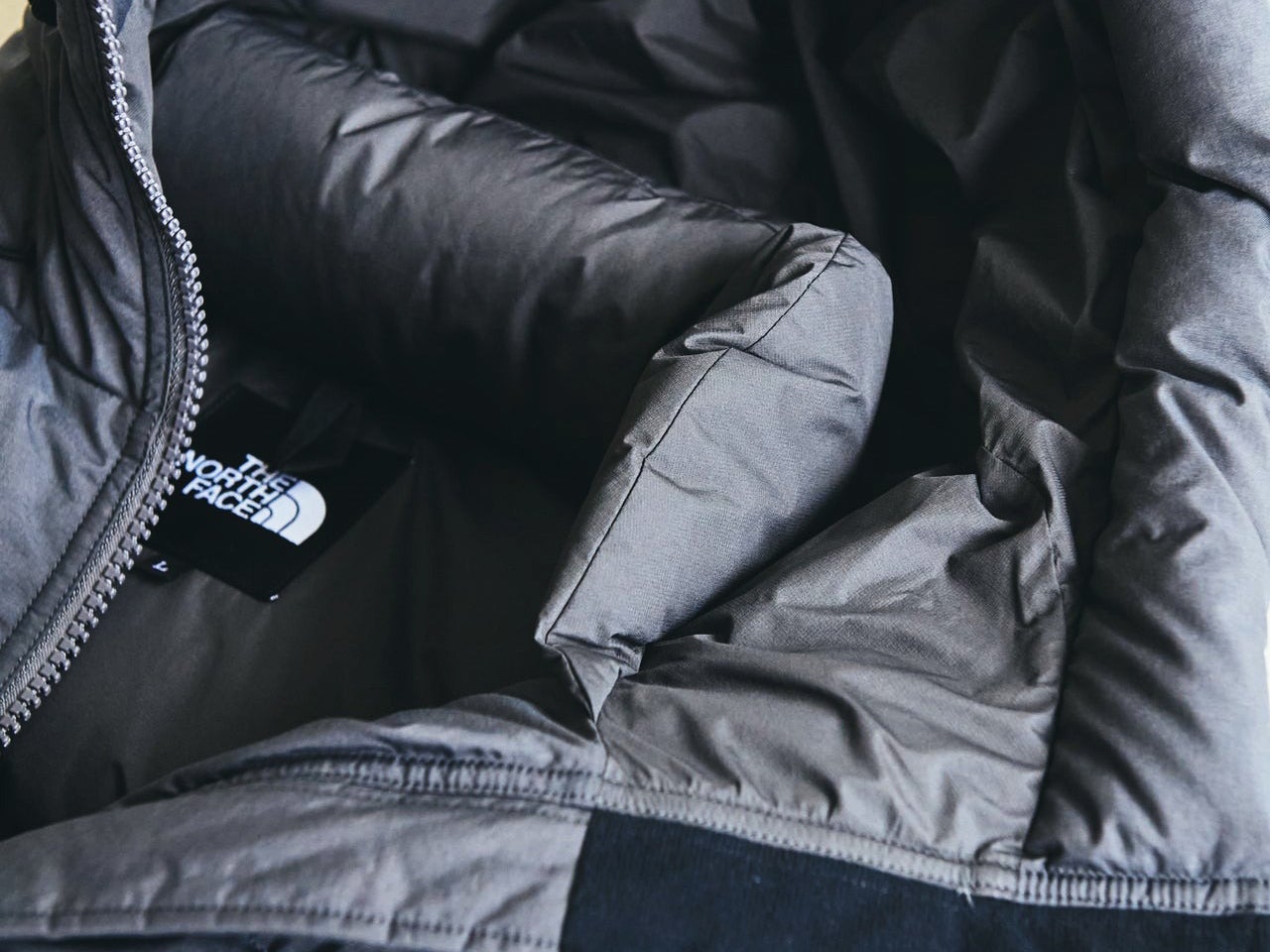 服好きが買った＆欲しい！“大人グレー”な「上品ダウン」７選。ダウン見えしないコート、３万円台ゴアテックス、話題コラボ…