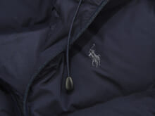 黒の次に買うべき“大人ネイビー”な「好印象ダウン」７選。ポロ ラルフ ローレンやカナダグースのダウン見えしない名品からタイオンコラボな薄軽まで！