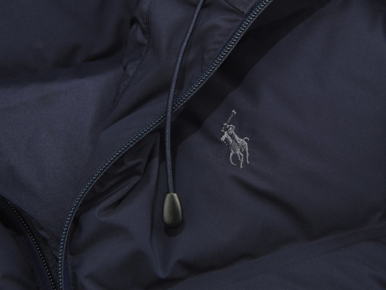 黒の次に買うべき“大人ネイビー”な「好印象ダウン」７選。ポロ ラルフ ローレンやカナダグースのダウン見えしない名品からタイオンコラボな薄軽まで！