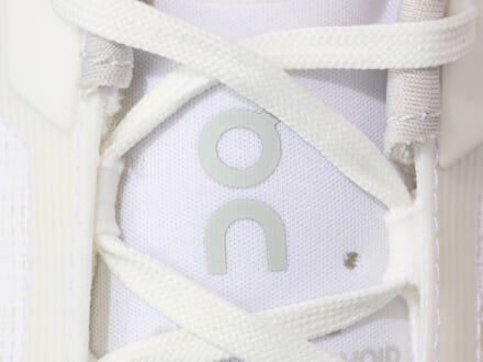 「On（オン）」の最上級のクッション性を誇る名作がトレンドの厚底にアップデート！これぞ服好きに刺さる白スニーカー。[クラウドモンスター ヴォイド]