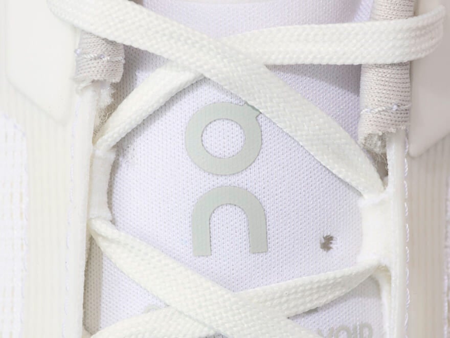 「On（オン）」の最上級のクッション性を誇る名作がトレンドの厚底にアップデート！これぞ服好きに刺さる白スニーカー。[クラウドモンスター ヴォイド]