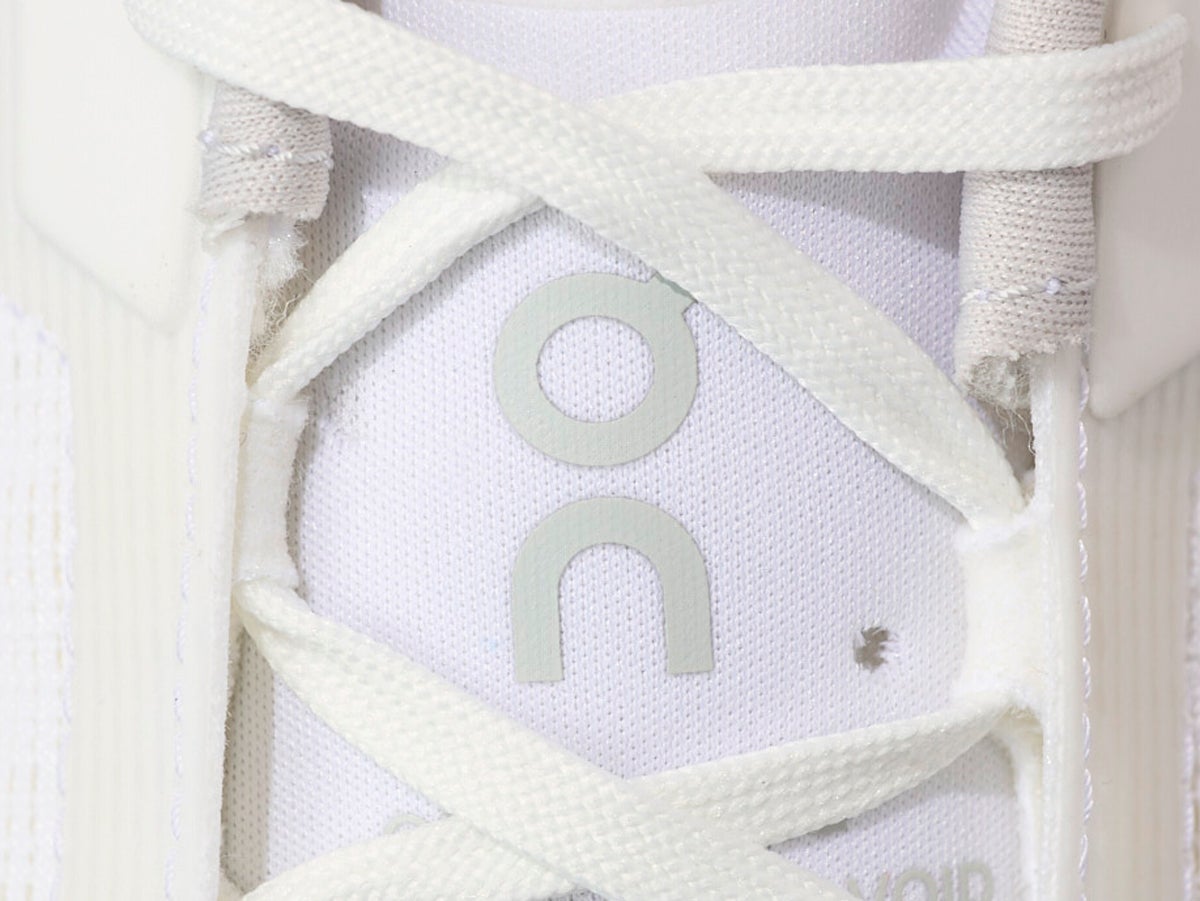 「On（オン）」の最上級のクッション性を誇る名作がトレンドの厚底にアップデート！これぞ服好きに刺さる白スニーカー。[クラウドモンスター ヴォイド]