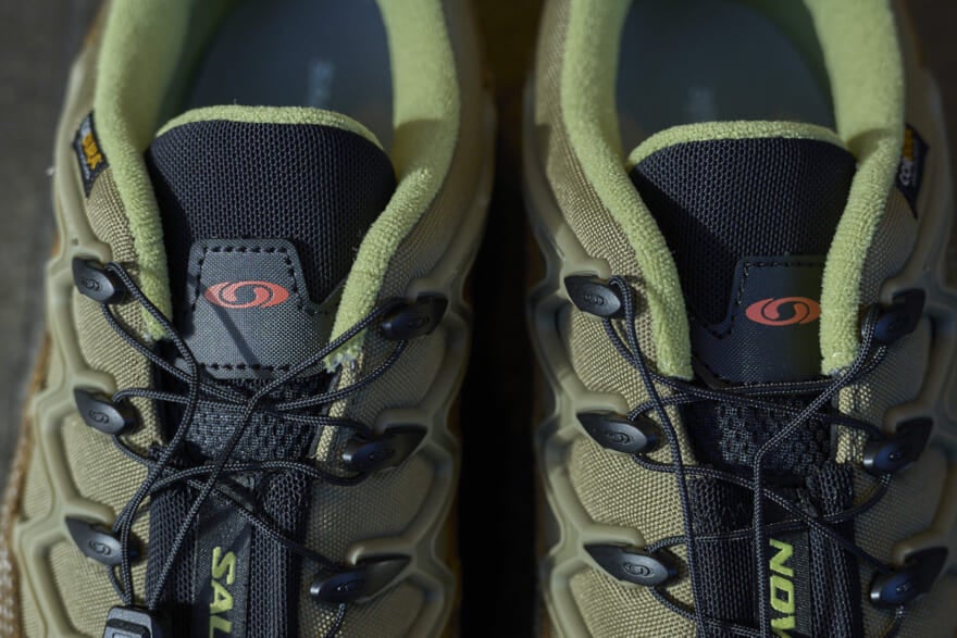 サロモンのスニーカー　上からヨリ