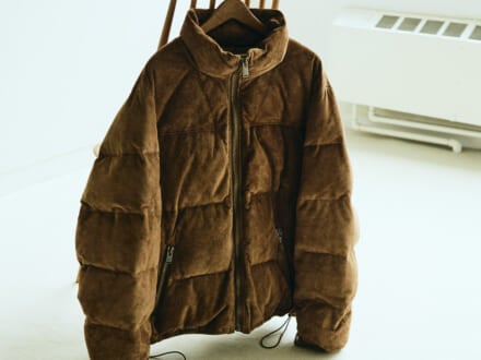 ブラックデニムと合わせてシックにいくか、トレンドのブラウンで今っぽくいくか。ファッションブランドの新作ダウンをどう着る？[A LEATHER]