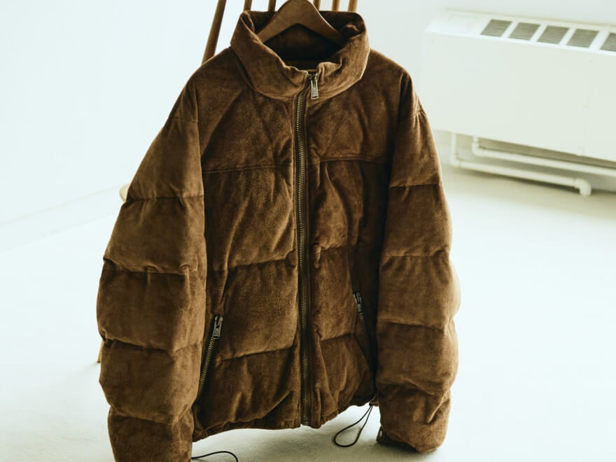 ブラックデニムと合わせてシックにいくか、トレンドのブラウンで今っぽくいくか。ファッションブランドの新作ダウンをどう着る？[A LEATHER]