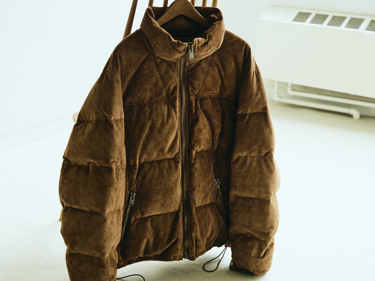 ブラックデニムと合わせてシックにいくか、トレンドのブラウンで今っぽくいくか。ファッションブランドの新作ダウンをどう着る？[A LEATHER]