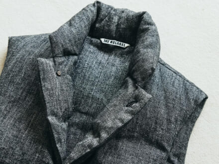 シンプルコーデはダウンベストと「アシックス」の黒スニーカーで引き立てる。[NULABEL]