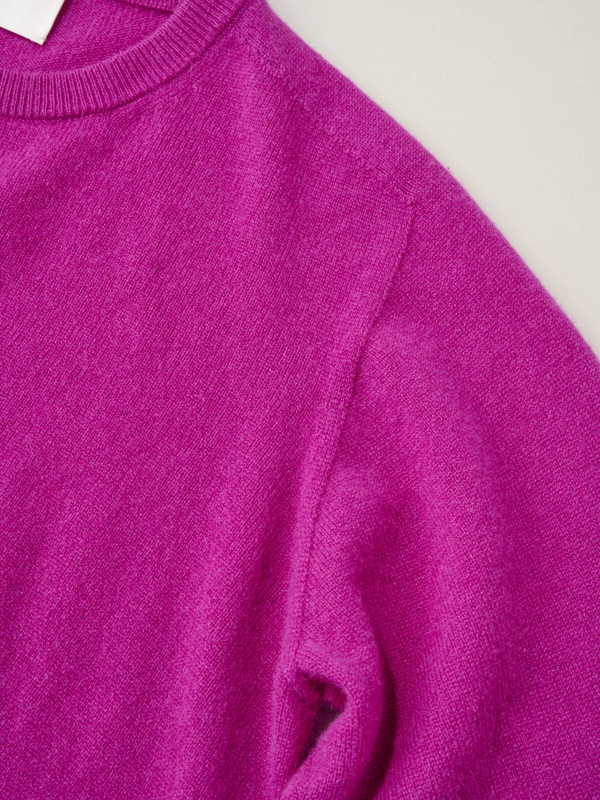 SHIPS、WG CASHMERE CREW NECK purple、素材寄り