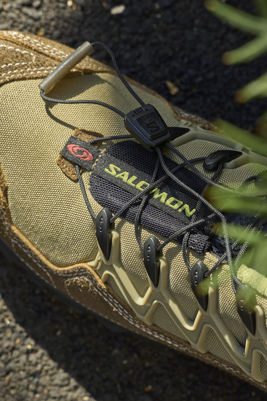サロモンのスニーカー　上から　シューレース