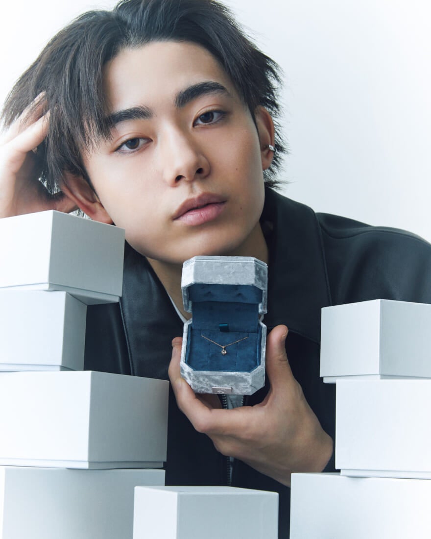 ギフト用のジュエリーボックスに入った「4℃」のネックレスを手に持つ豊田裕大さん