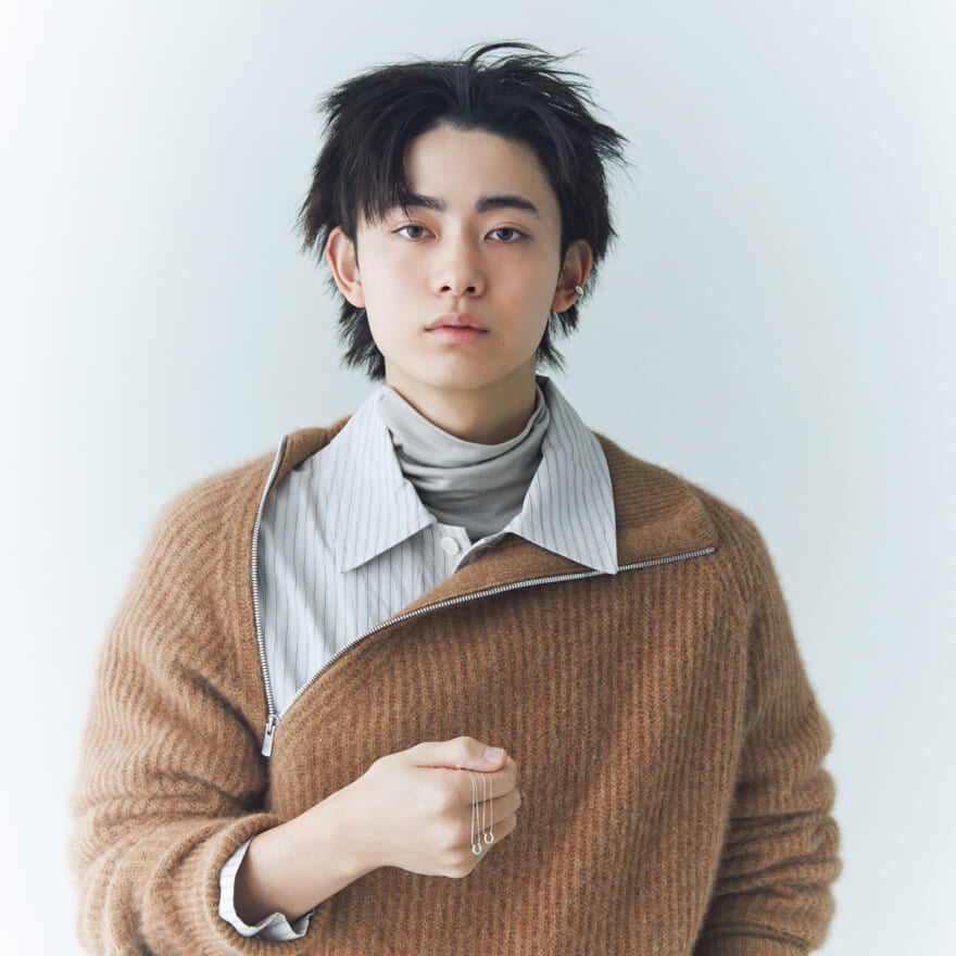 女性へのギフトにおすすめの「4℃」の馬蹄(ホースシュー)モチーフのネックレスを手に持つ豊田裕大