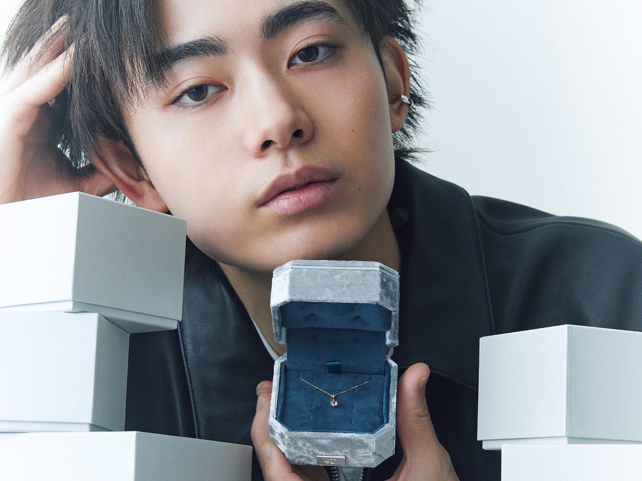 豊田裕大と「４℃」で探すホリデーギフト。季節限定コレクション、馬蹄モチーフ、誕生石、ペアジュエリー…最高の笑顔を、キミに！