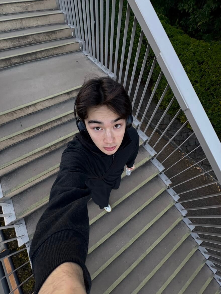 階段にいるメンズノンノモデル栄莉弥。