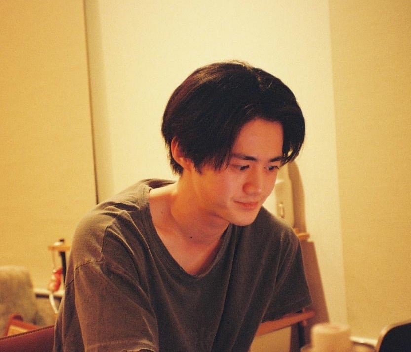 部屋の中にいるメンズノンノモデル鈴鹿央士