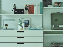 ブックエンド、ミラー、デスクランプ...フィギュアを空間に溶け込ませるアイテム３選。[Interior – 今月のインテリア]