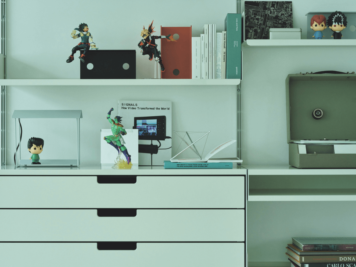 ブックエンド、ミラー、デスクランプ…フィギュアを空間に溶け込ませるアイテム３選。[Interior – 今月のインテリア]