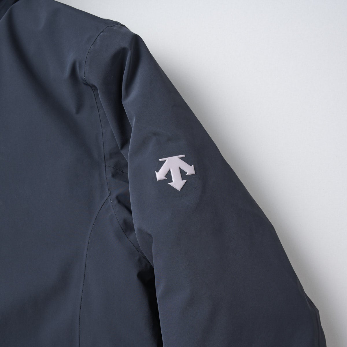 DESCENTE ALLTERRAIN　デサント オルテライン ダウン　水沢ダウン　MIZUSAWA INVISIBLE DOWN JACKET  "INV-06"　アーム部分　ロゴ