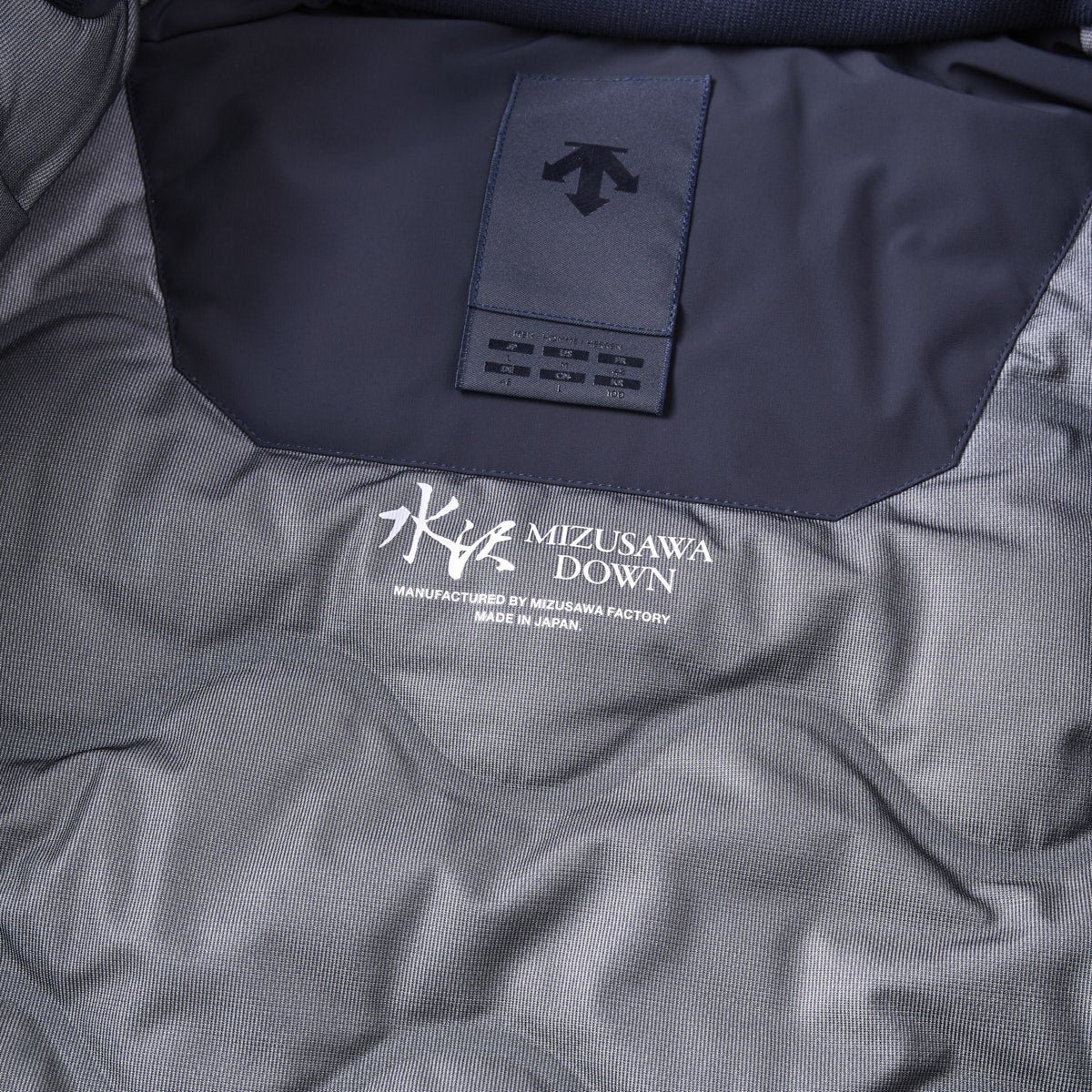 DESCENTE ALLTERRAIN　デサント オルテライン ダウン　水沢ダウン　MIZUSAWA INVISIBLE DOWN JACKET  "INV-06"　内側　ロゴ
