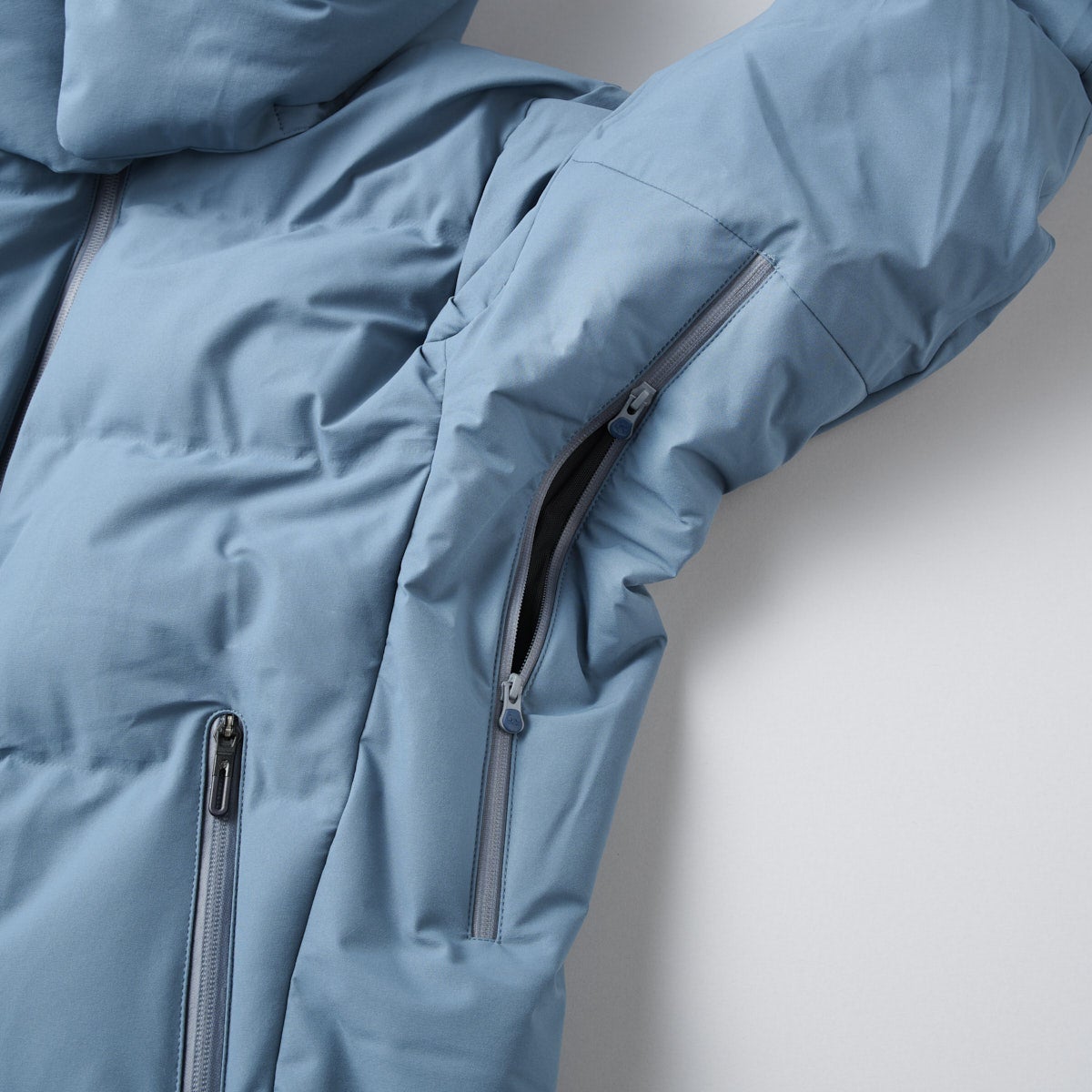 DESCENTE ALLTERRAIN　デサント オルテライン　水沢ダウン“アンカー”　スチールグレーー　正面　　ダブルジッパー