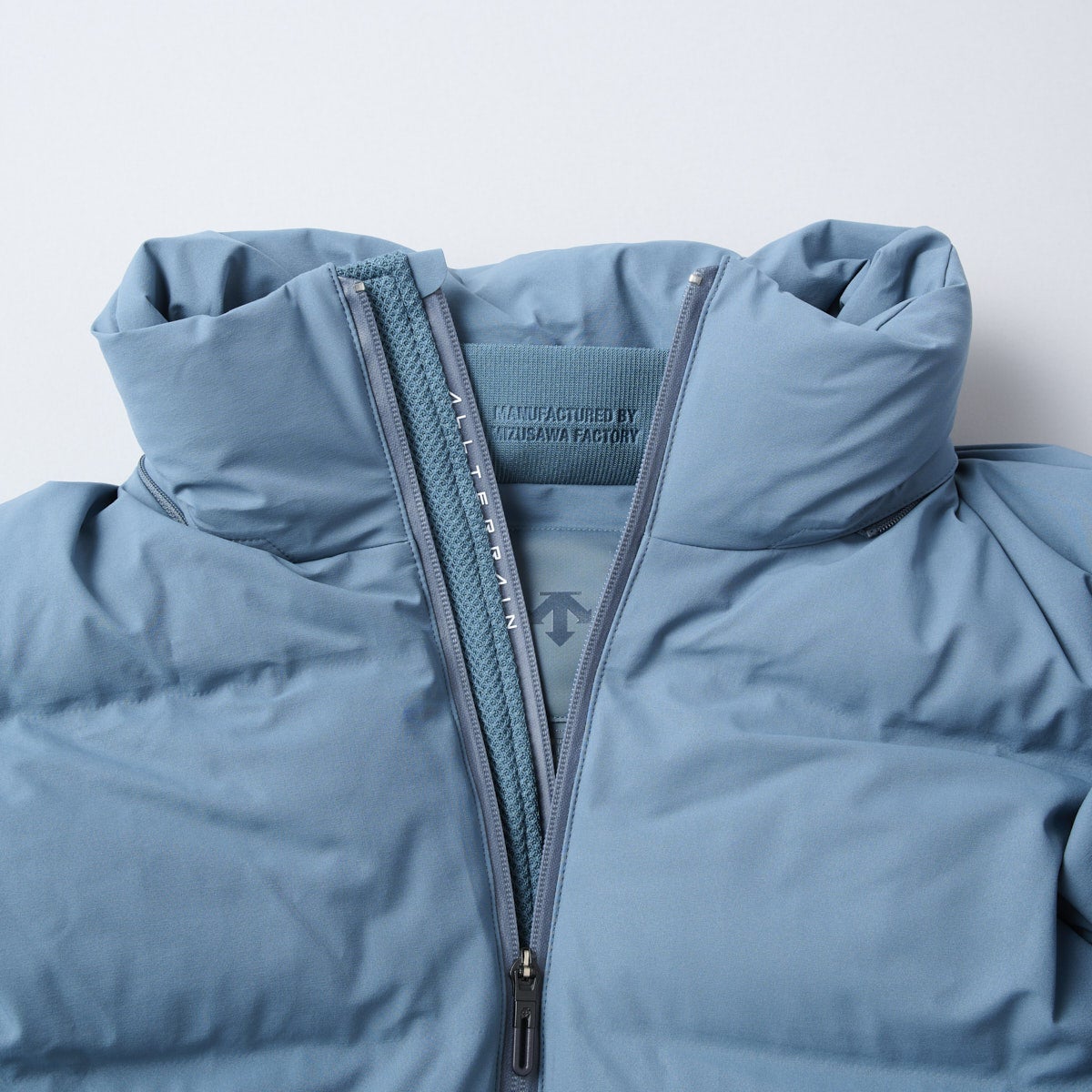 DESCENTE ALLTERRAIN　デサント オルテライン　水沢ダウン“アンカー”　スチールグレー　襟元