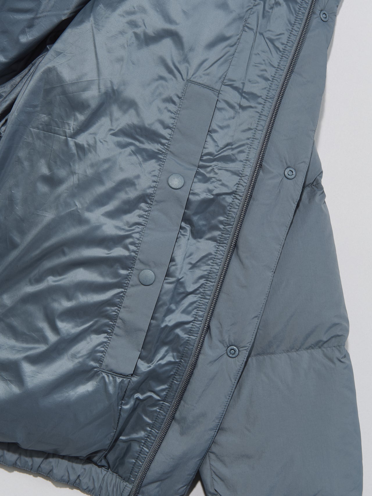 無印良品の軽量ダウンポケッタブルジャケットのディテール
