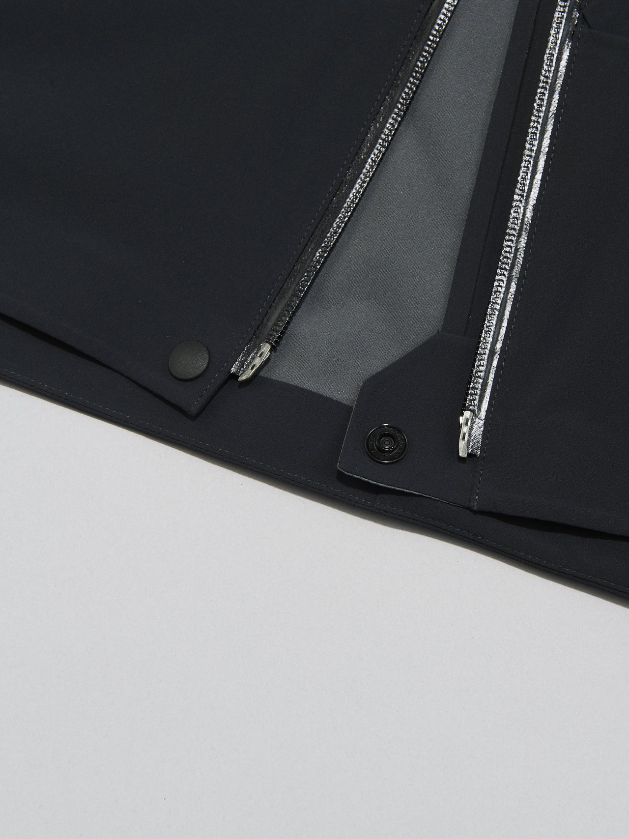 モンベルの黒い新作シェルジャケット/フレネイパーカの素材感