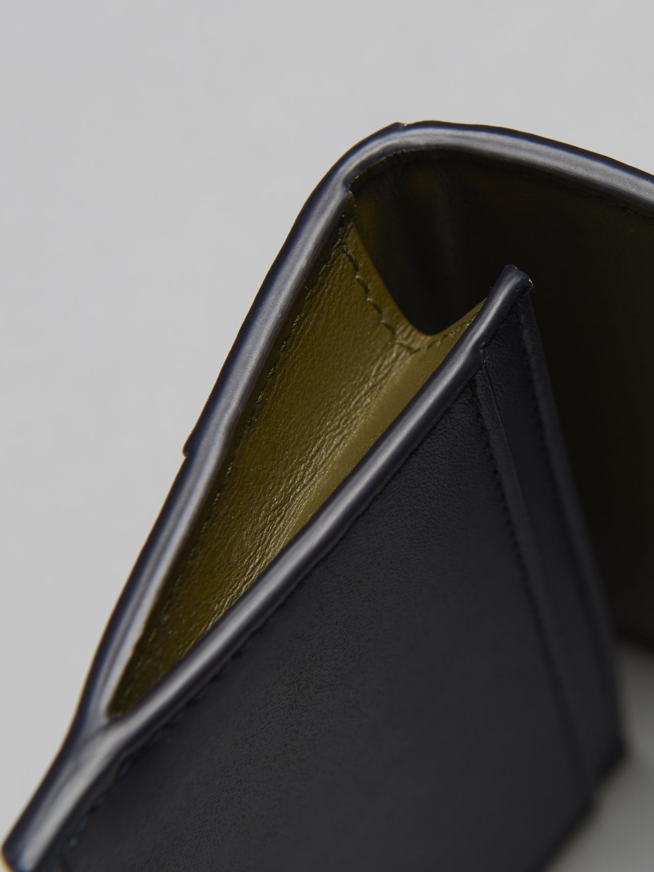 ボッテガ・ヴェネタの革財布「カセット」 ビジネスカードケース のサイドのマチ、コバの仕上げ