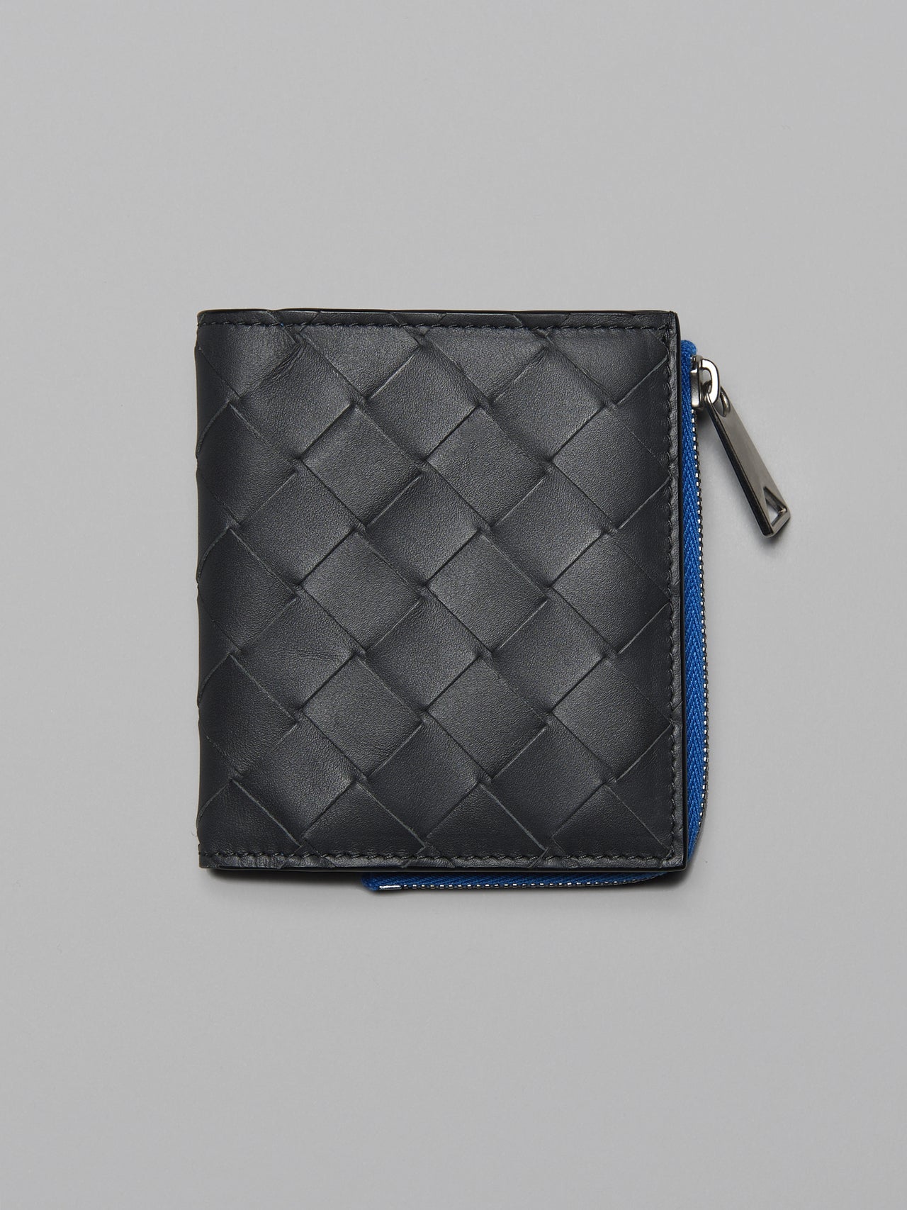 ボッテガ・ヴェネタのレザー財布「イントレチャート」 二つ折りファスナーウォレット