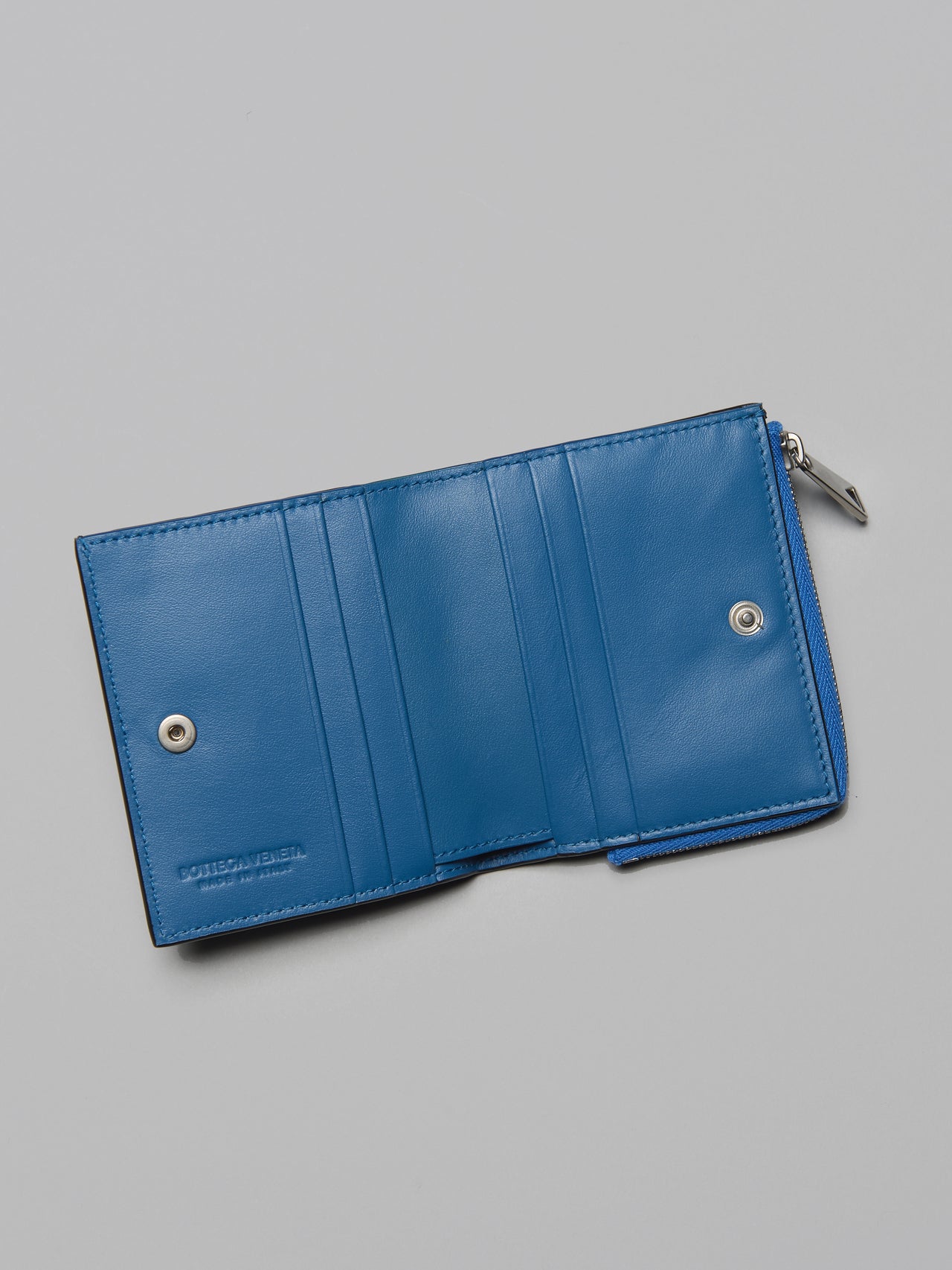 ボッテガ・ヴェネタのレザー財布「イントレチャート」 二つ折りファスナーウォレット の内側