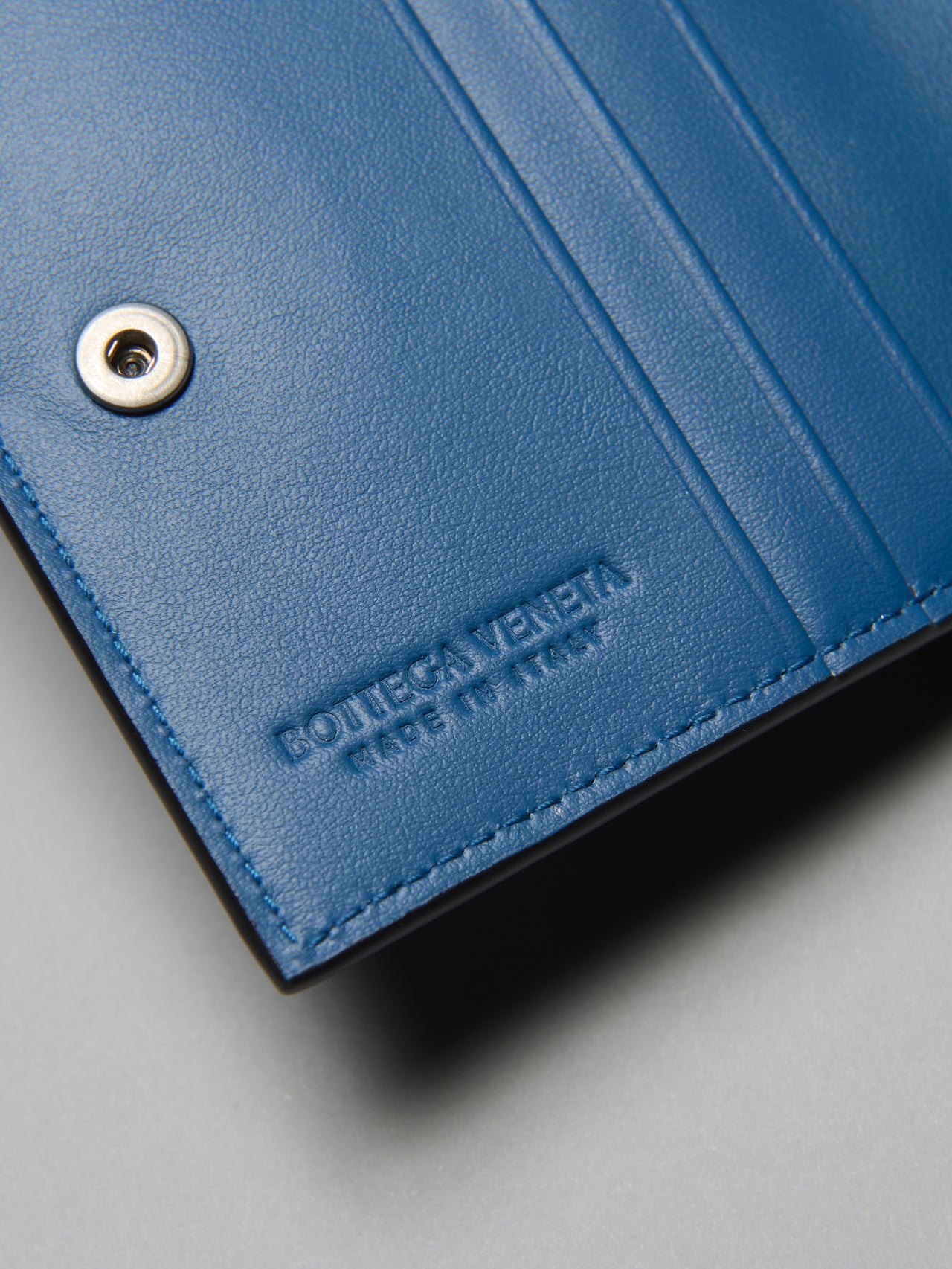 ボッテガ・ヴェネタのレザー財布「イントレチャート」 二つ折りファスナーウォレット のロゴのエンボス加工