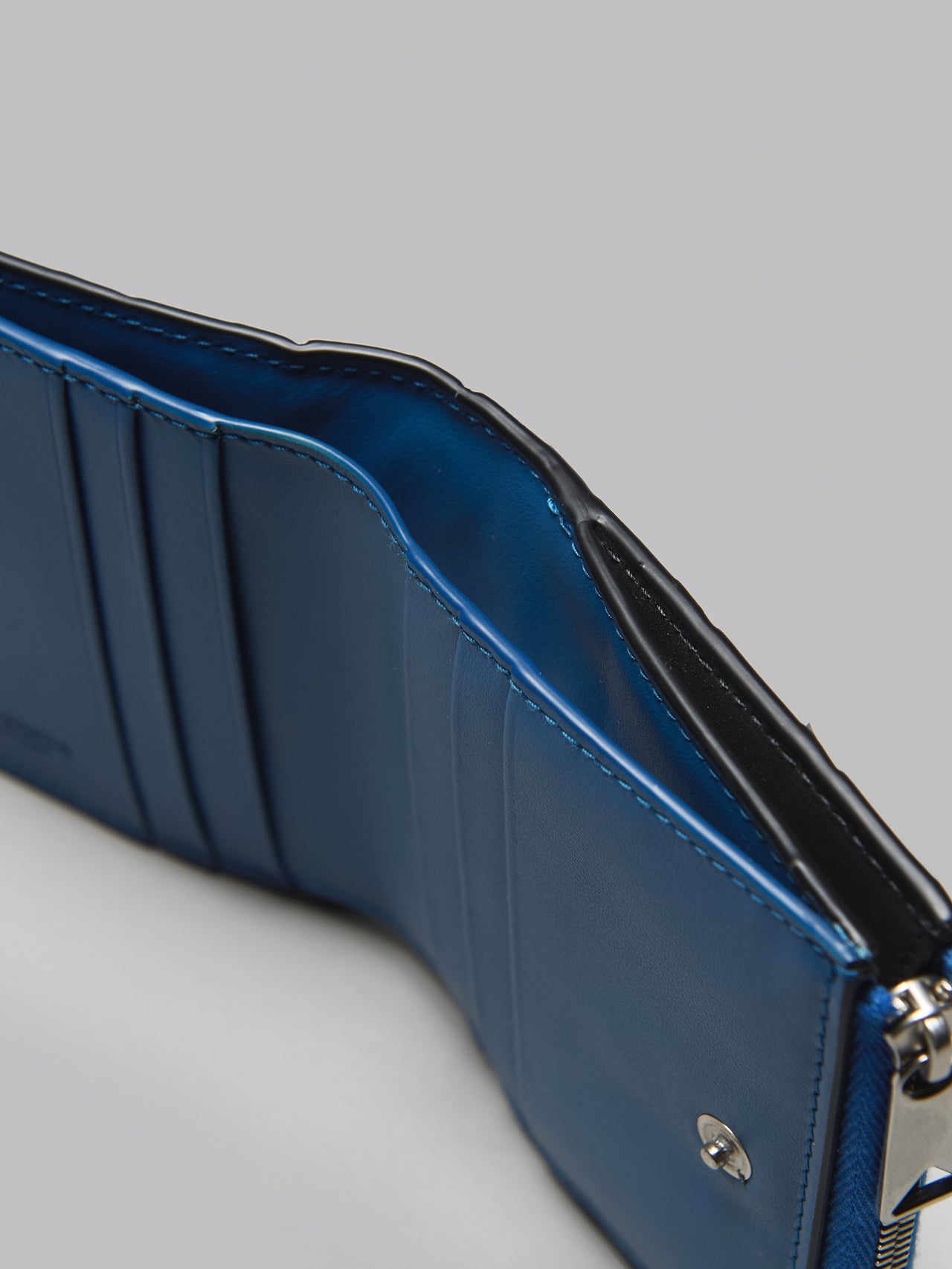 ボッテガ・ヴェネタのレザー財布「イントレチャート」 二つ折りファスナーウォレット の紙幣用コンパートメント