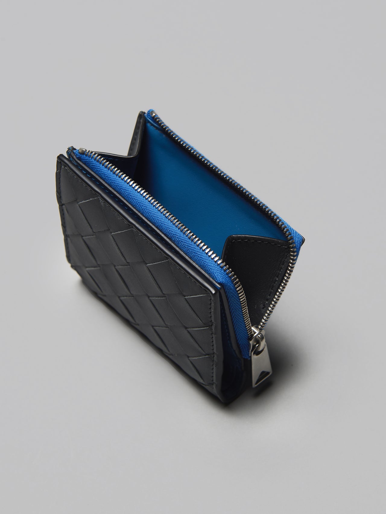 ボッテガ・ヴェネタのレザー財布「イントレチャート」 二つ折りファスナーウォレット のジップ式コインポケット