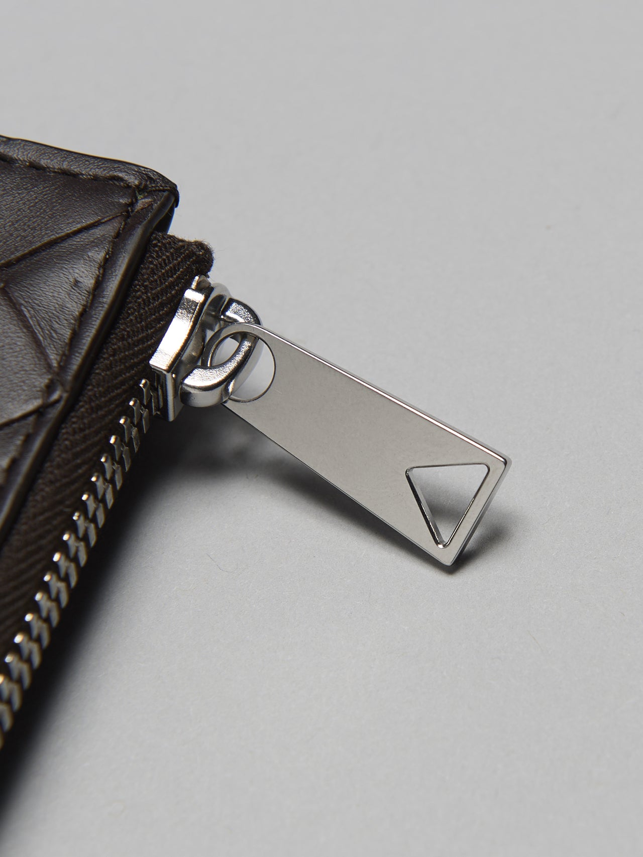 ボッテガ・ヴェネタの革財布「イントレチャート」 スクエア ジップアラウンドウォレットのジッププル