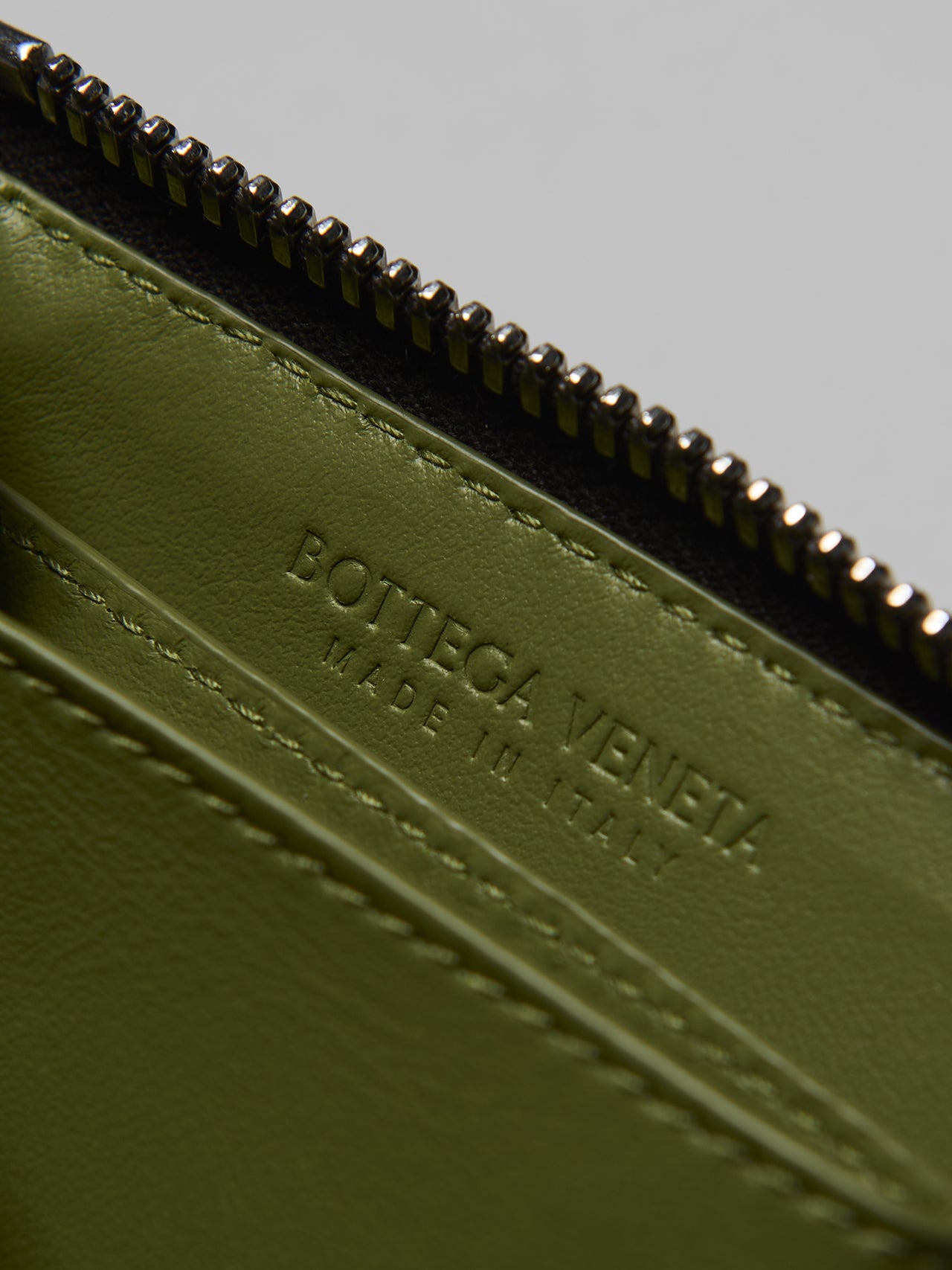 ボッテガ・ヴェネタの革財布「イントレチャート」 スクエア ジップアラウンドウォレットのブランドロゴのエンボス加工