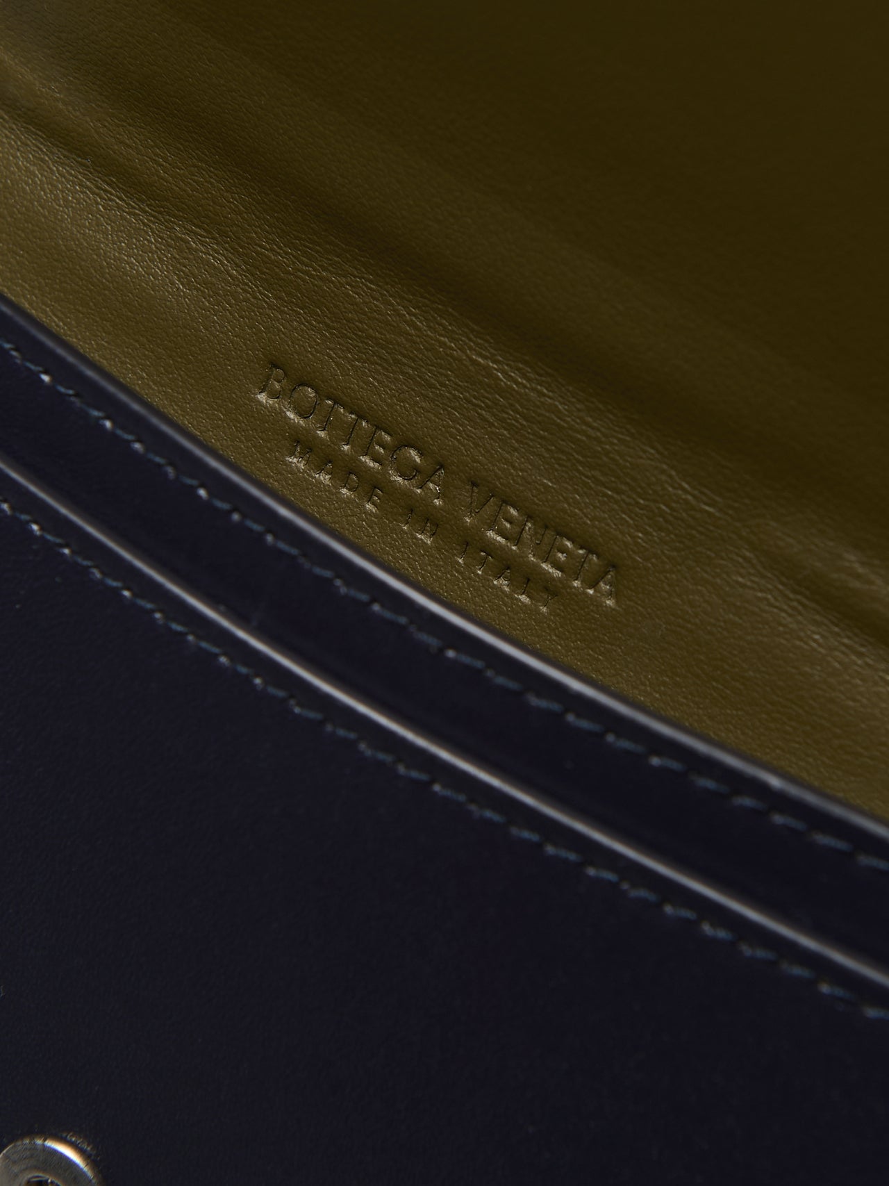 ボッテガ・ヴェネタの革財布「カセット」 ビジネスカードケース のブランドロゴのエンボス加工