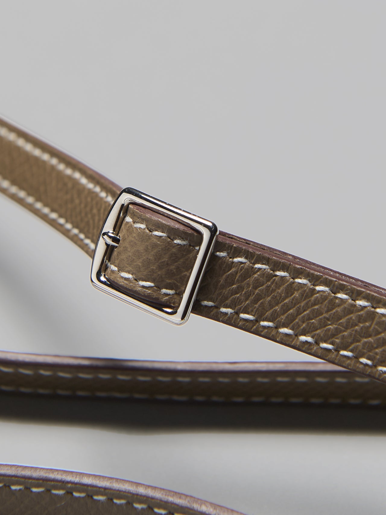 コンパクト ウォレット《マカロン》 ウォエルメスのレザー財布/コンパクト ウォレット《マカロン》の取り外し可能なバンドリエール(ストラップ)