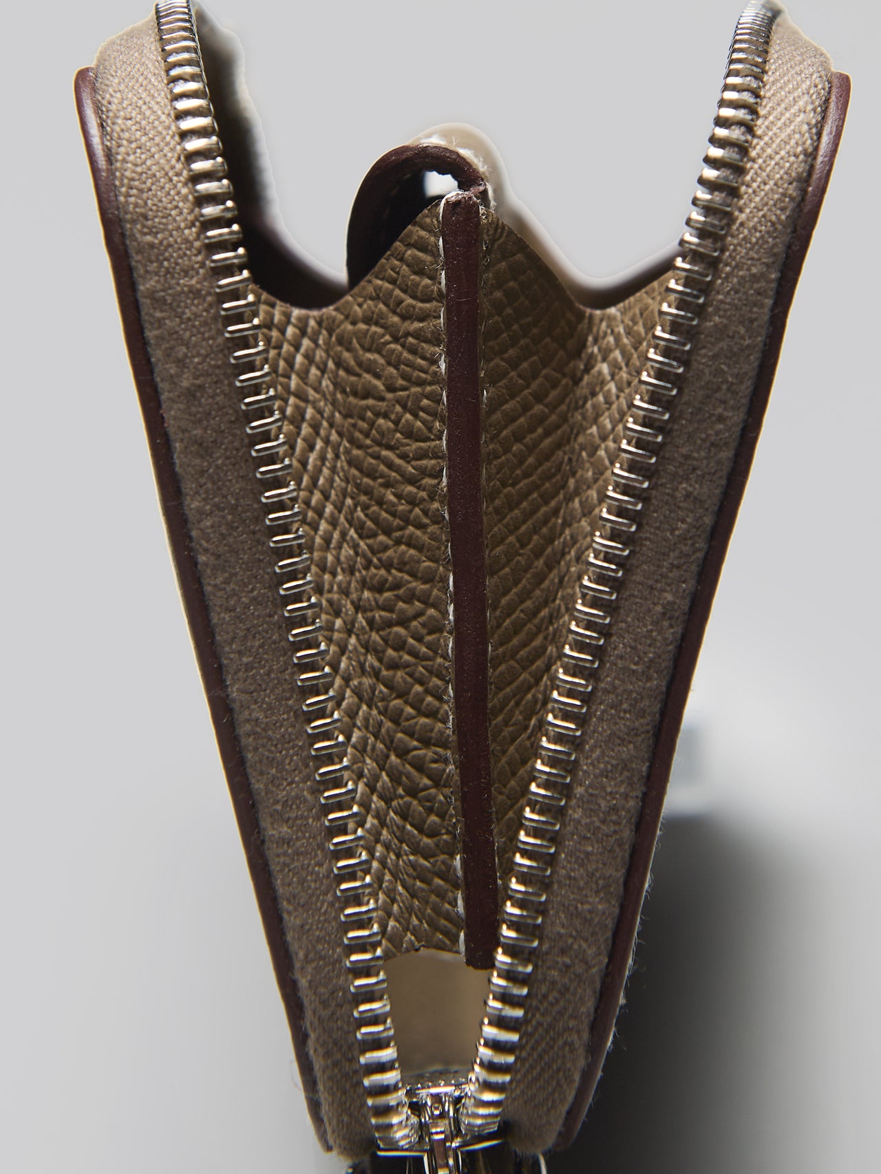 エルメスのレザー財布/コンパクト ウォレット《マカロン》のサイド、コバの寄り