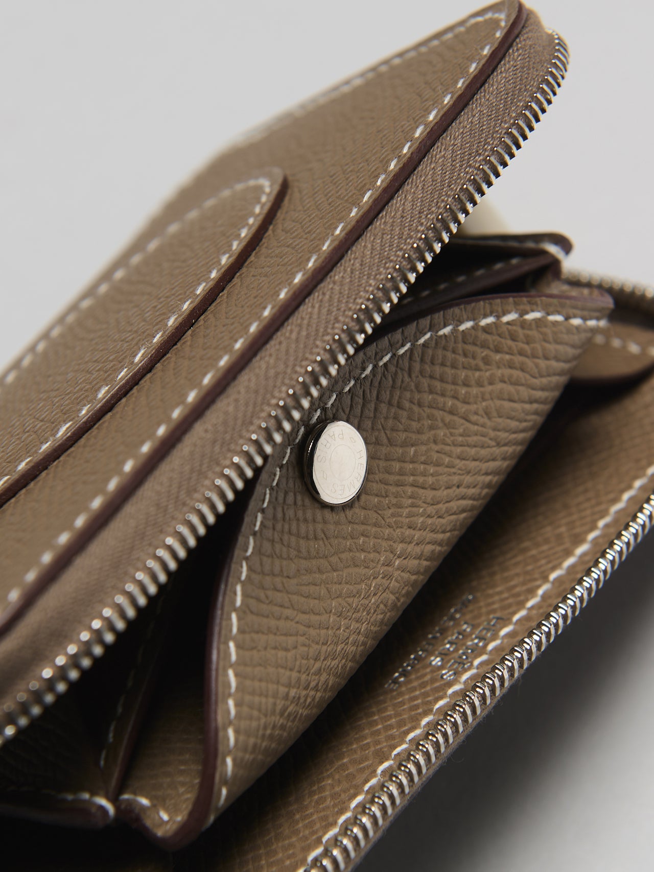 エルメスのレザー財布/コンパクト ウォレット《マカロン》のフラップポケットのフラップ