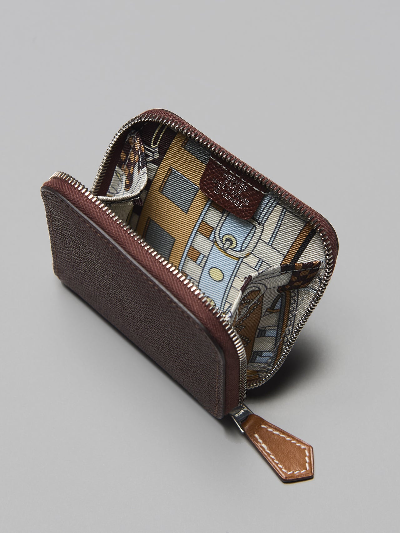 冬ボーナスで買うべきエルメスのレザーコインケース《シルクイン》 の内側のシルク製カレの《コリエ・ド・シアン》プリント