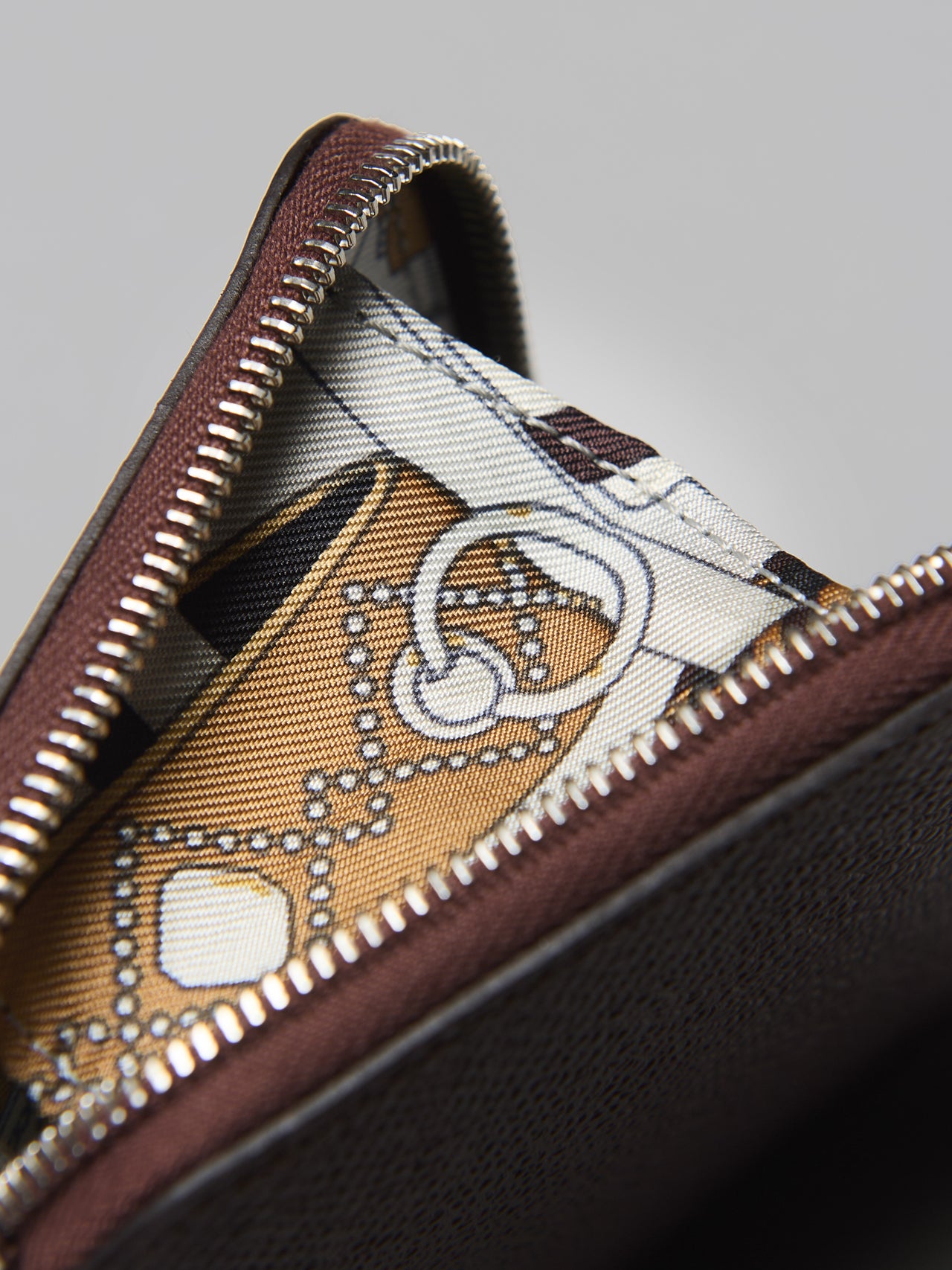 冬ボーナスで買うべきエルメスのレザーコインケース《シルクイン》 のシルク製カレの《コリエ・ド・シアン》プリントとジッパー